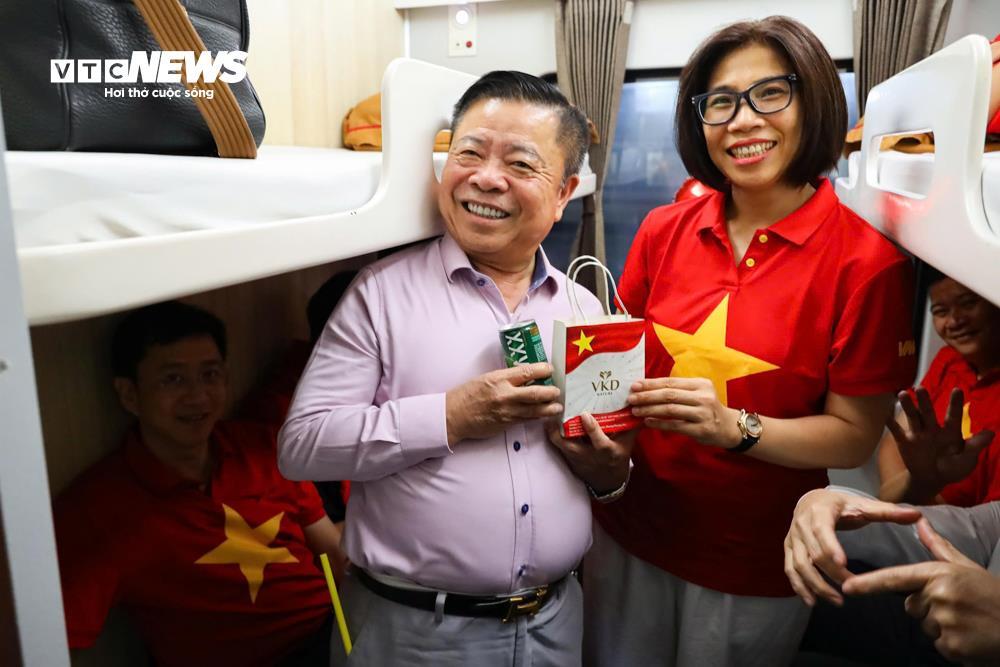 Ga Hà Nội rực sắc đỏ, đoàn tàu Thống Nhất khởi hành trong niềm tự hào dân tộc- Ảnh 13.