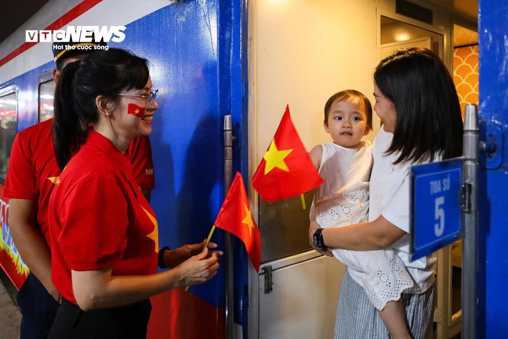 Ga Hà Nội rực sắc đỏ, đoàn tàu Thống Nhất khởi hành trong niềm tự hào dân tộc- Ảnh 8.