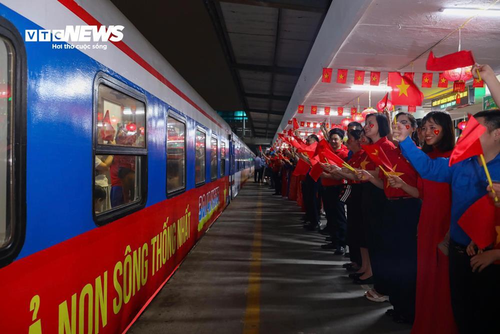 Ga Hà Nội rực sắc đỏ, đoàn tàu Thống Nhất khởi hành trong niềm tự hào dân tộc- Ảnh 15.