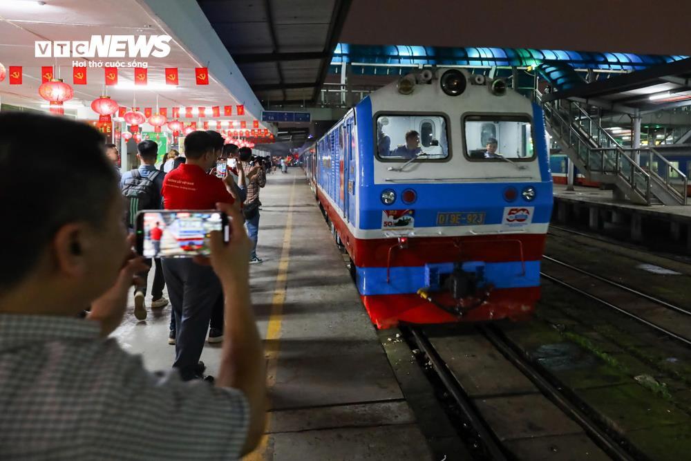 Ga Hà Nội rực sắc đỏ, đoàn tàu Thống Nhất khởi hành trong niềm tự hào dân tộc- Ảnh 16.