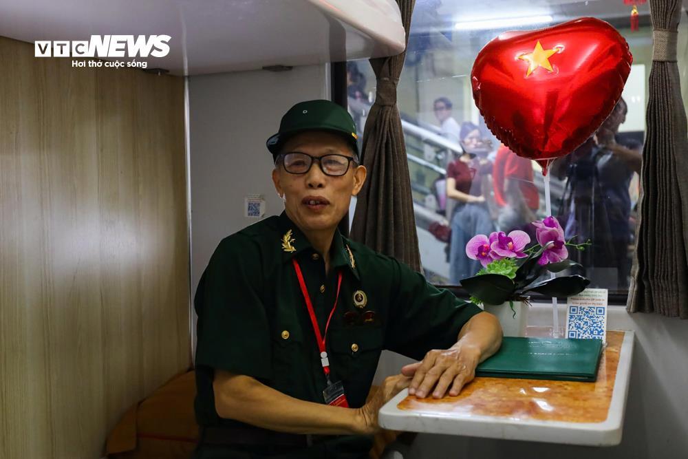 Ga Hà Nội rực sắc đỏ, đoàn tàu Thống Nhất khởi hành trong niềm tự hào dân tộc- Ảnh 9.