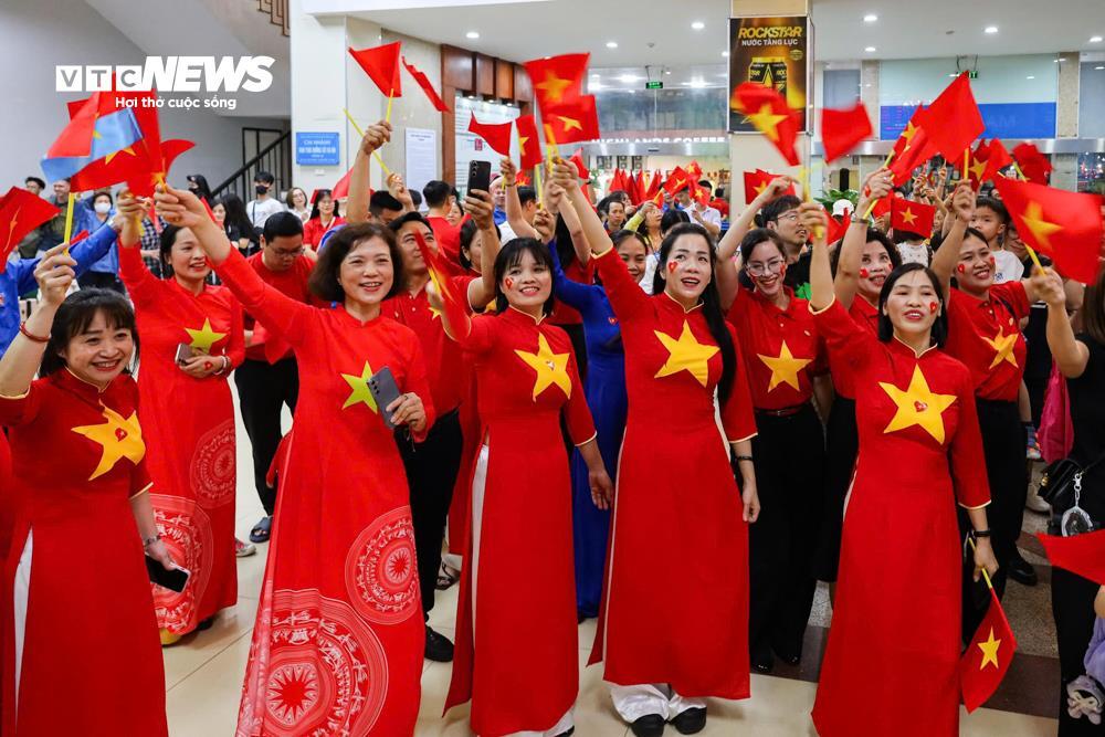 Ga Hà Nội rực sắc đỏ, đoàn tàu Thống Nhất khởi hành trong niềm tự hào dân tộc- Ảnh 2.