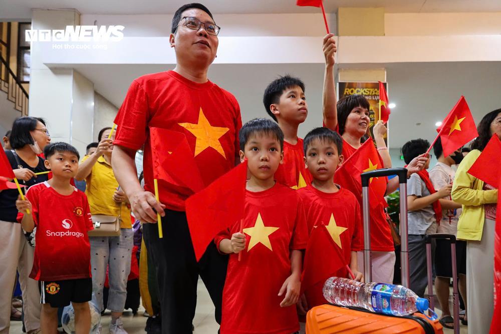 Ga Hà Nội rực sắc đỏ, đoàn tàu Thống Nhất khởi hành trong niềm tự hào dân tộc- Ảnh 4.