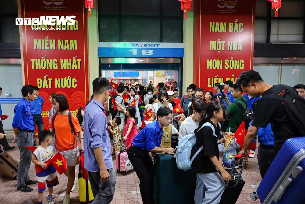 Ga Hà Nội rực sắc đỏ, đoàn tàu Thống Nhất khởi hành trong niềm tự hào dân tộc- Ảnh 3.