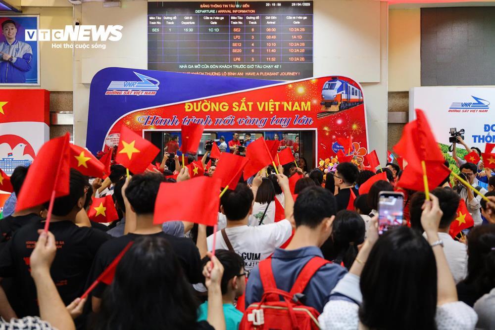 Ga Hà Nội rực sắc đỏ, đoàn tàu Thống Nhất khởi hành trong niềm tự hào dân tộc- Ảnh 1.
