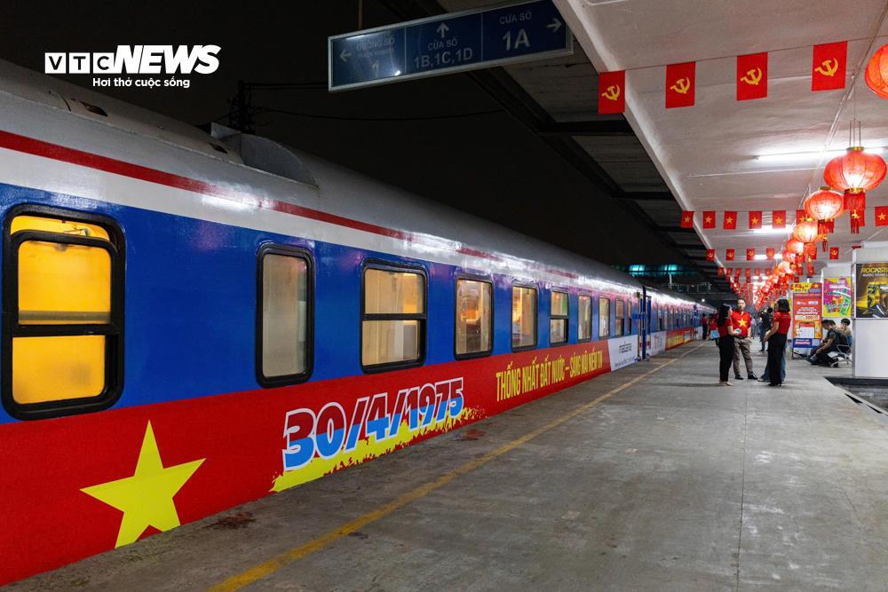 Ga Hà Nội rực sắc đỏ, đoàn tàu Thống Nhất khởi hành trong niềm tự hào dân tộc- Ảnh 5.