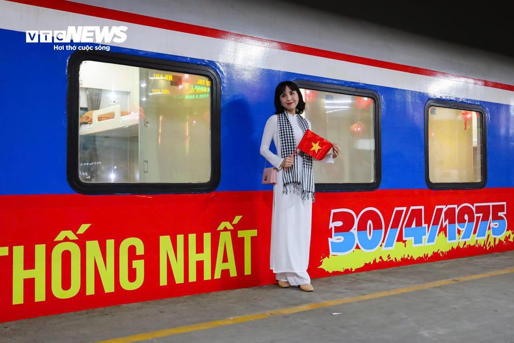 Ga Hà Nội rực sắc đỏ, đoàn tàu Thống Nhất khởi hành trong niềm tự hào dân tộc- Ảnh 6.