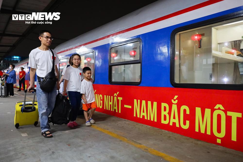 Ga Hà Nội rực sắc đỏ, đoàn tàu Thống Nhất khởi hành trong niềm tự hào dân tộc- Ảnh 7.