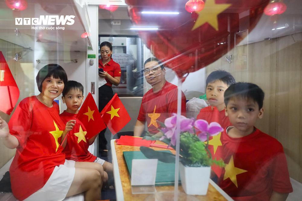 Ga Hà Nội rực sắc đỏ, đoàn tàu Thống Nhất khởi hành trong niềm tự hào dân tộc- Ảnh 12.