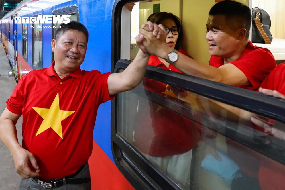 Ga Hà Nội rực sắc đỏ, đoàn tàu Thống Nhất khởi hành trong niềm tự hào dân tộc- Ảnh 14.