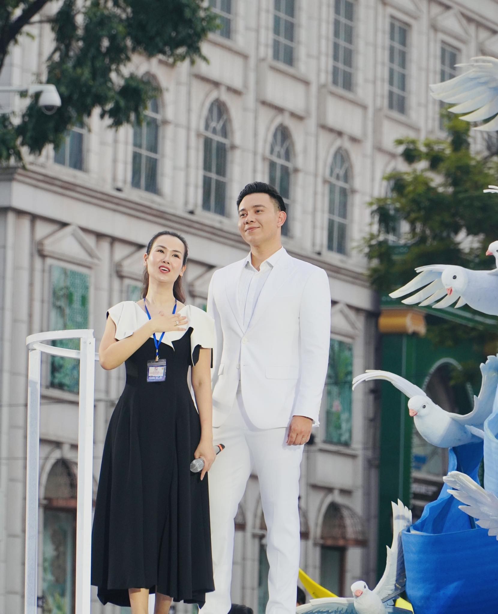 Nghệ sĩ xuống đường mừng đại lễ 30/4- Ảnh 4. Nghệ sĩ xuống đường mừng đại lễ 30/4- Ảnh 4.