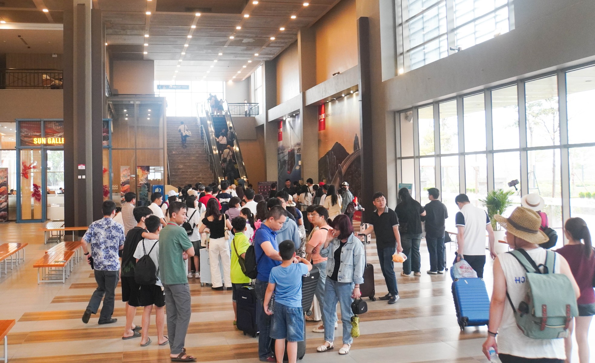 Hàng vạn du khách xếp hàng ra đảo Cát Bà ngày 30/4- Ảnh 10.