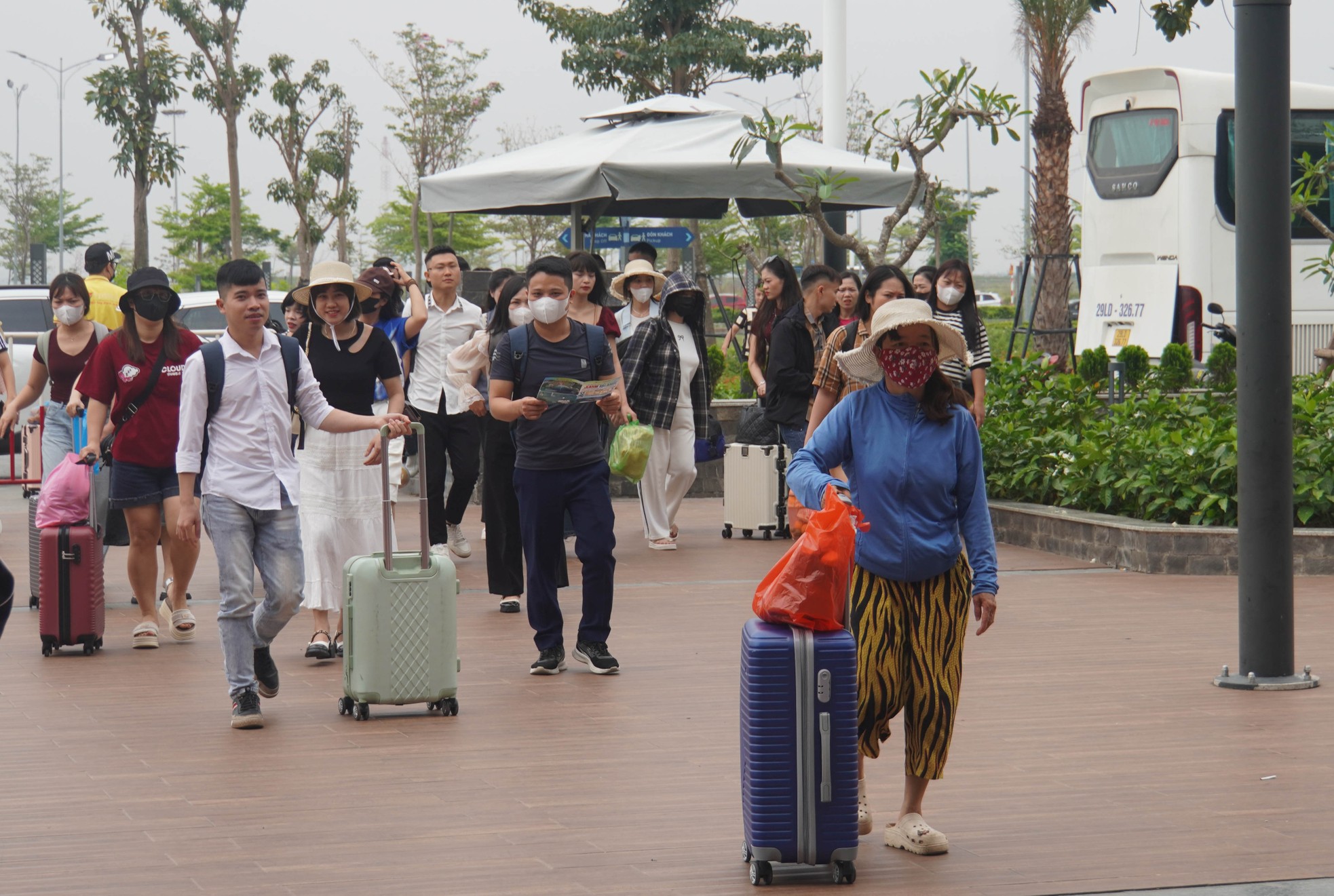 Hàng vạn du khách xếp hàng ra đảo Cát Bà ngày 30/4- Ảnh 11.