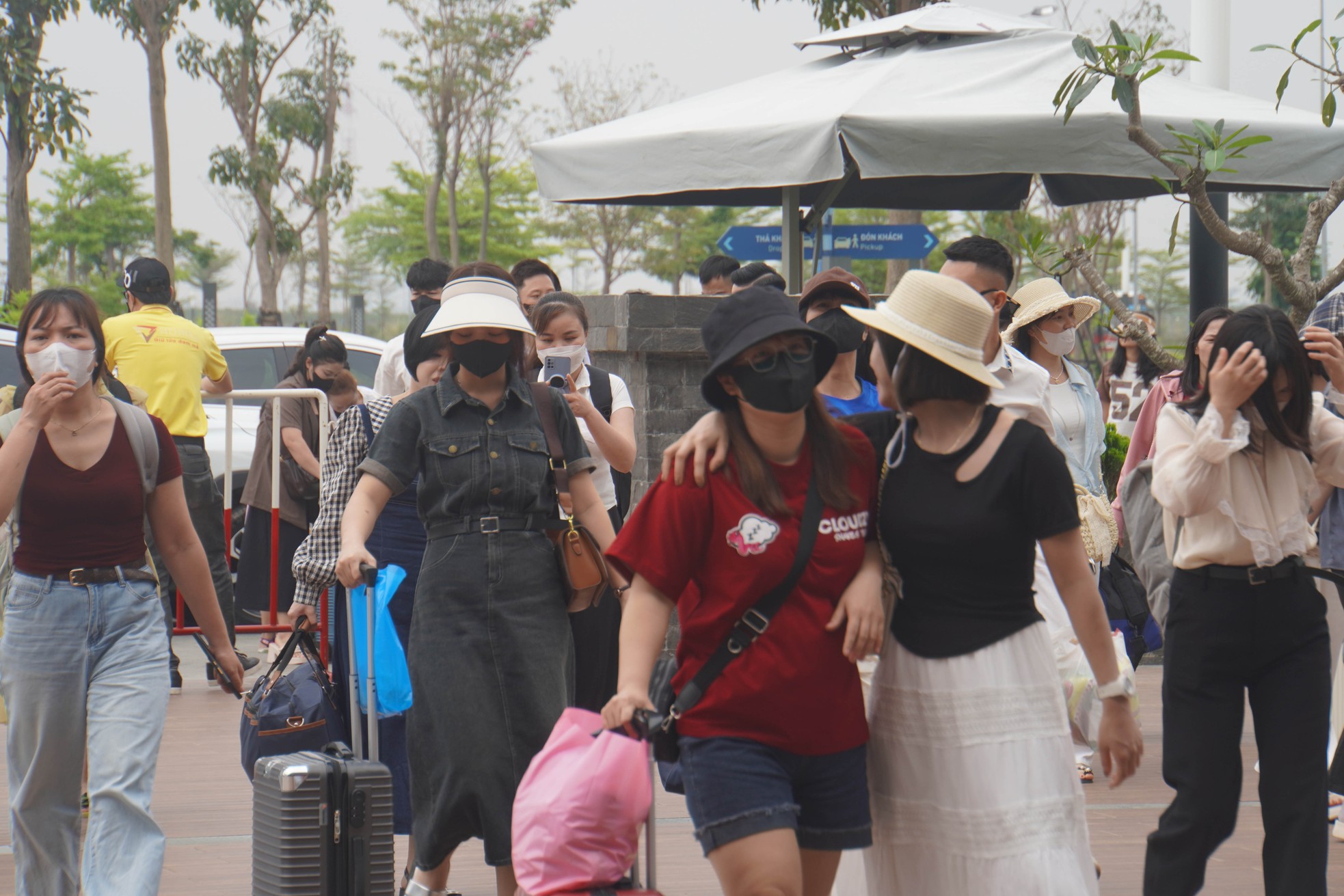 Hàng vạn du khách xếp hàng ra đảo Cát Bà ngày 30/4- Ảnh 13.