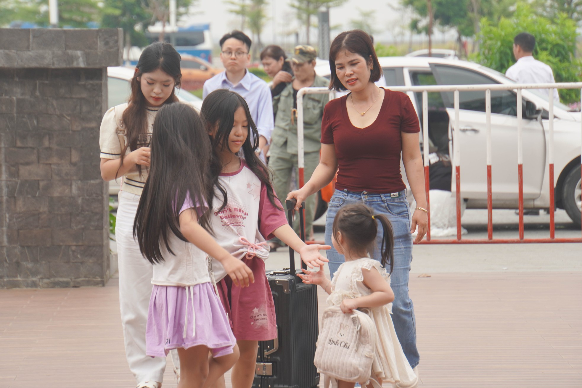 Hàng vạn du khách xếp hàng ra đảo Cát Bà ngày 30/4- Ảnh 12.