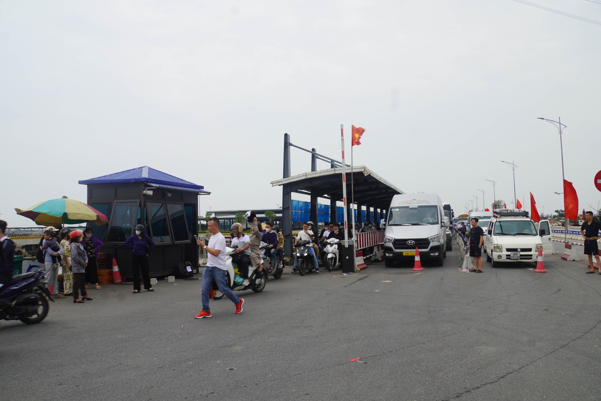 Hàng vạn du khách xếp hàng ra đảo Cát Bà ngày 30/4- Ảnh 2.