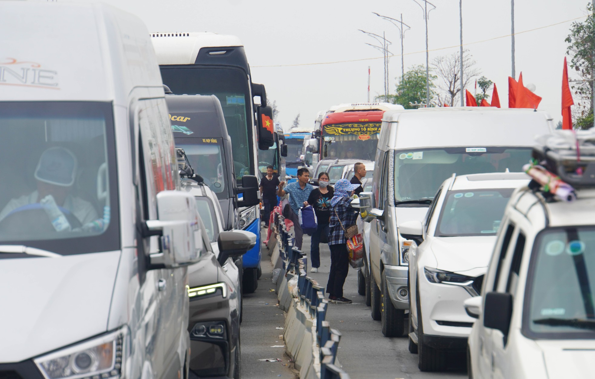 Hàng vạn du khách xếp hàng ra đảo Cát Bà ngày 30/4- Ảnh 3.