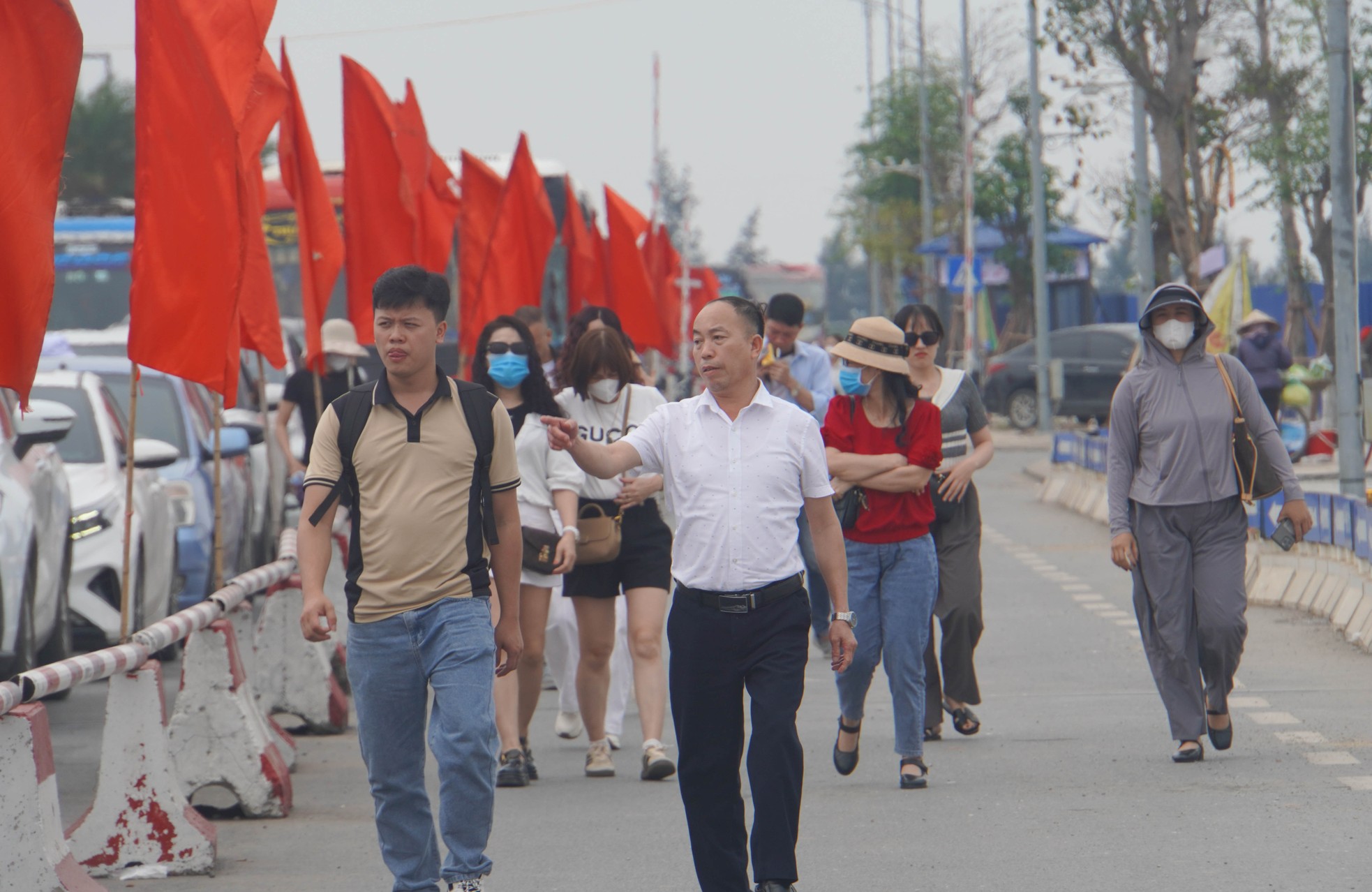 Hàng vạn du khách xếp hàng ra đảo Cát Bà ngày 30/4- Ảnh 7.