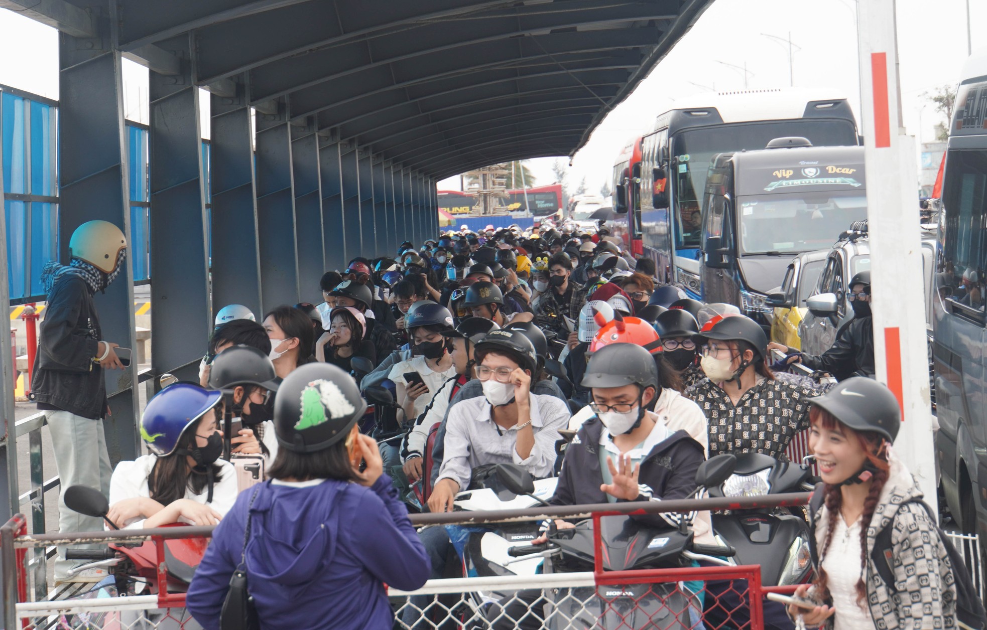 Hàng vạn du khách xếp hàng ra đảo Cát Bà ngày 30/4- Ảnh 6.