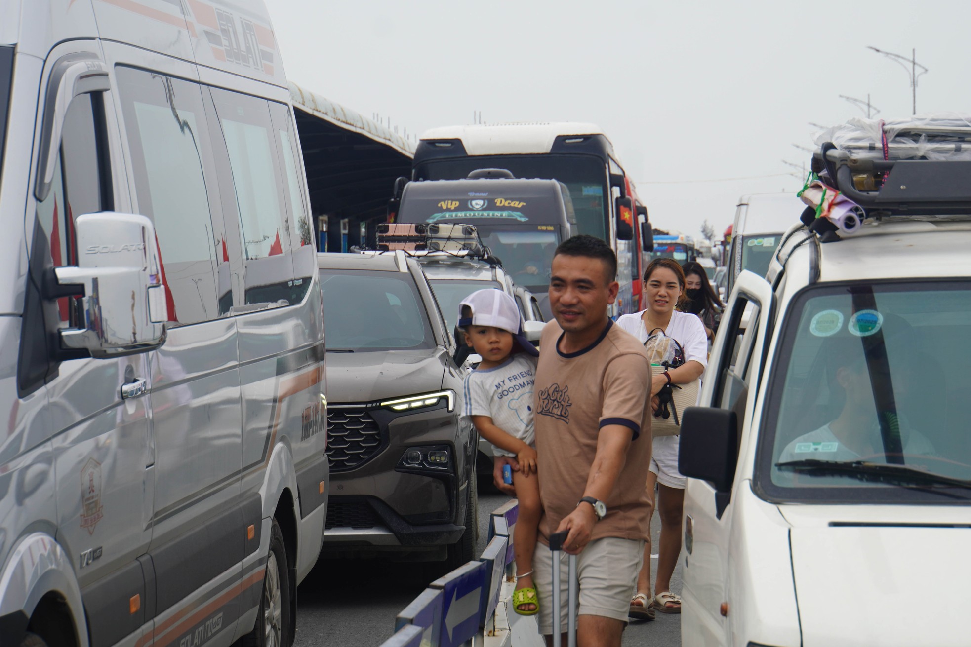 Hàng vạn du khách xếp hàng ra đảo Cát Bà ngày 30/4- Ảnh 4.