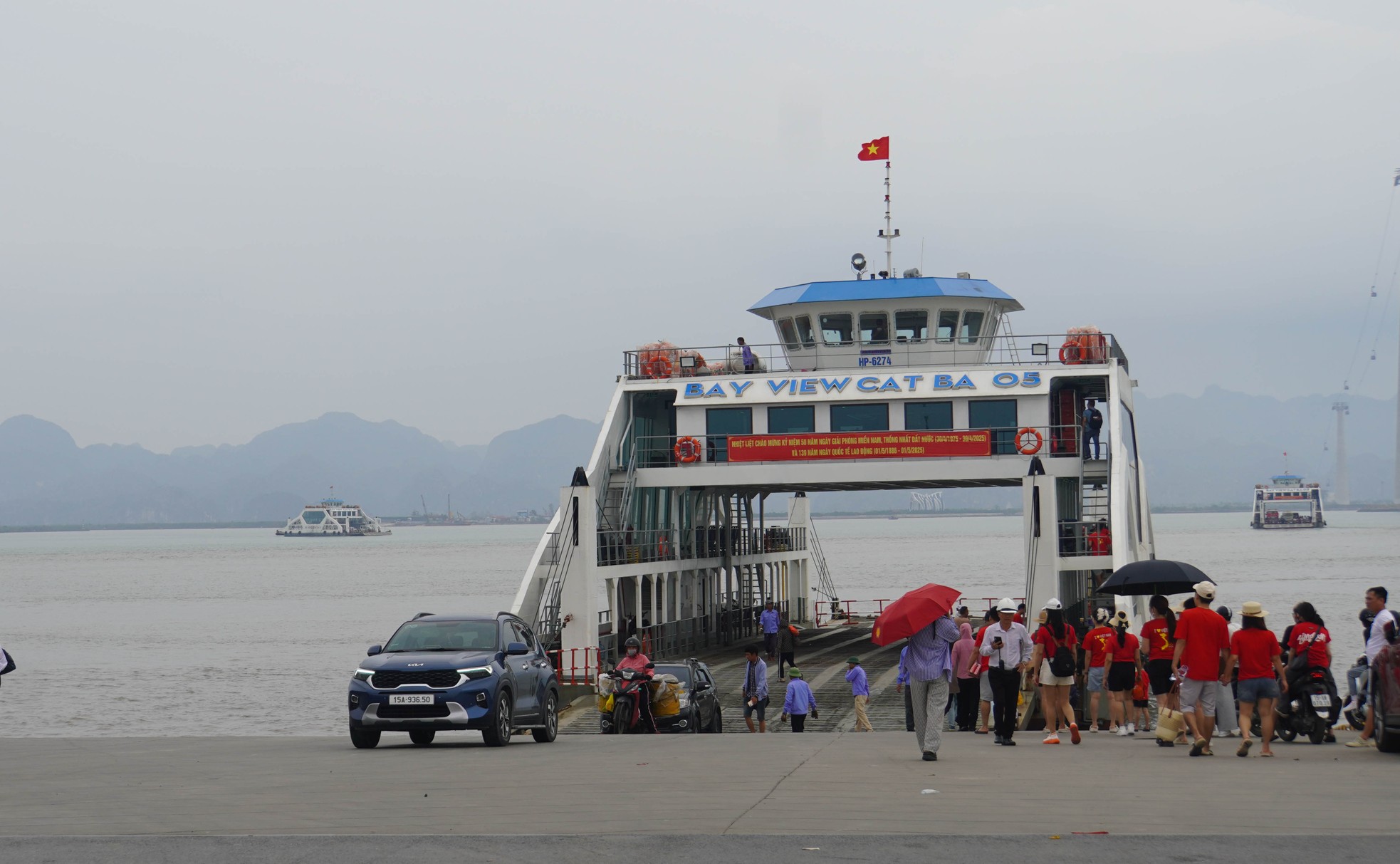 Hàng vạn du khách xếp hàng ra đảo Cát Bà ngày 30/4- Ảnh 14.