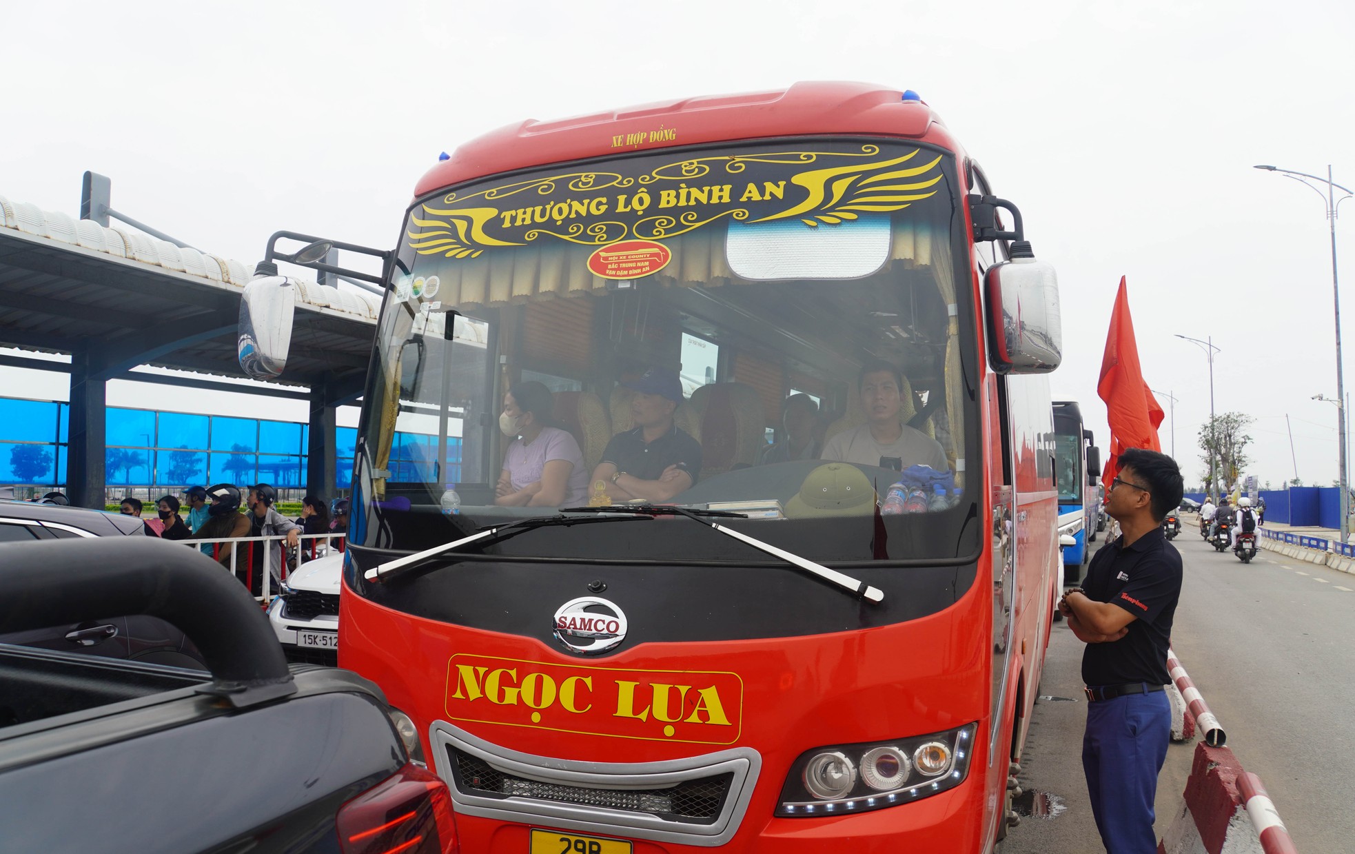 Hàng vạn du khách xếp hàng ra đảo Cát Bà ngày 30/4- Ảnh 5.