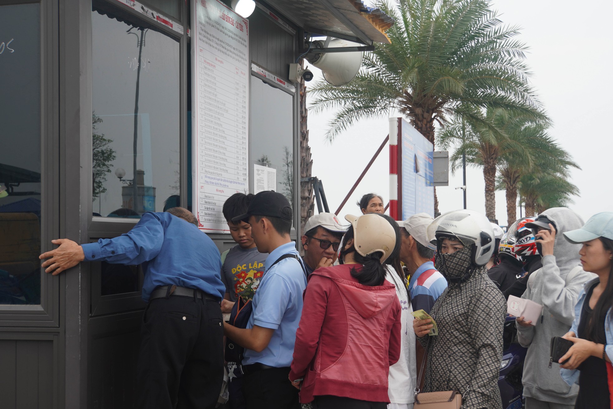 Hàng vạn du khách xếp hàng ra đảo Cát Bà ngày 30/4- Ảnh 8.