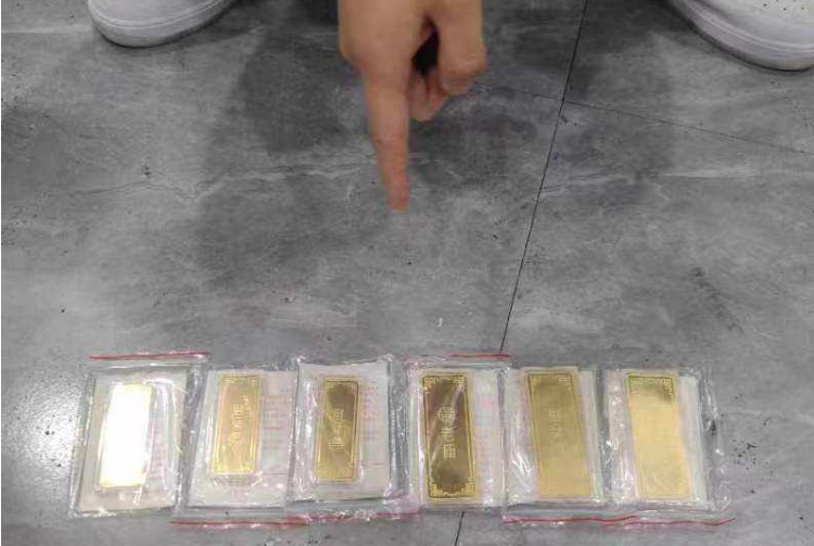 Theo dõi người đàn ông mua vàng giá 1,7 triệu đồng/gram nhưng bán ra chỉ 1,4 triệu, cảnh sát bắt giữ 5 người, vạch trần bí mật sau số tiền hơn 10 tỷ đồng- Ảnh 1. Theo dõi người đàn ông mua vàng giá 1,7 triệu đồng/gram nhưng bán ra chỉ 1,4 triệu, cảnh sát bắt giữ 5 người, vạch trần bí mật sau số tiền hơn 10 tỷ đồng- Ảnh 1.