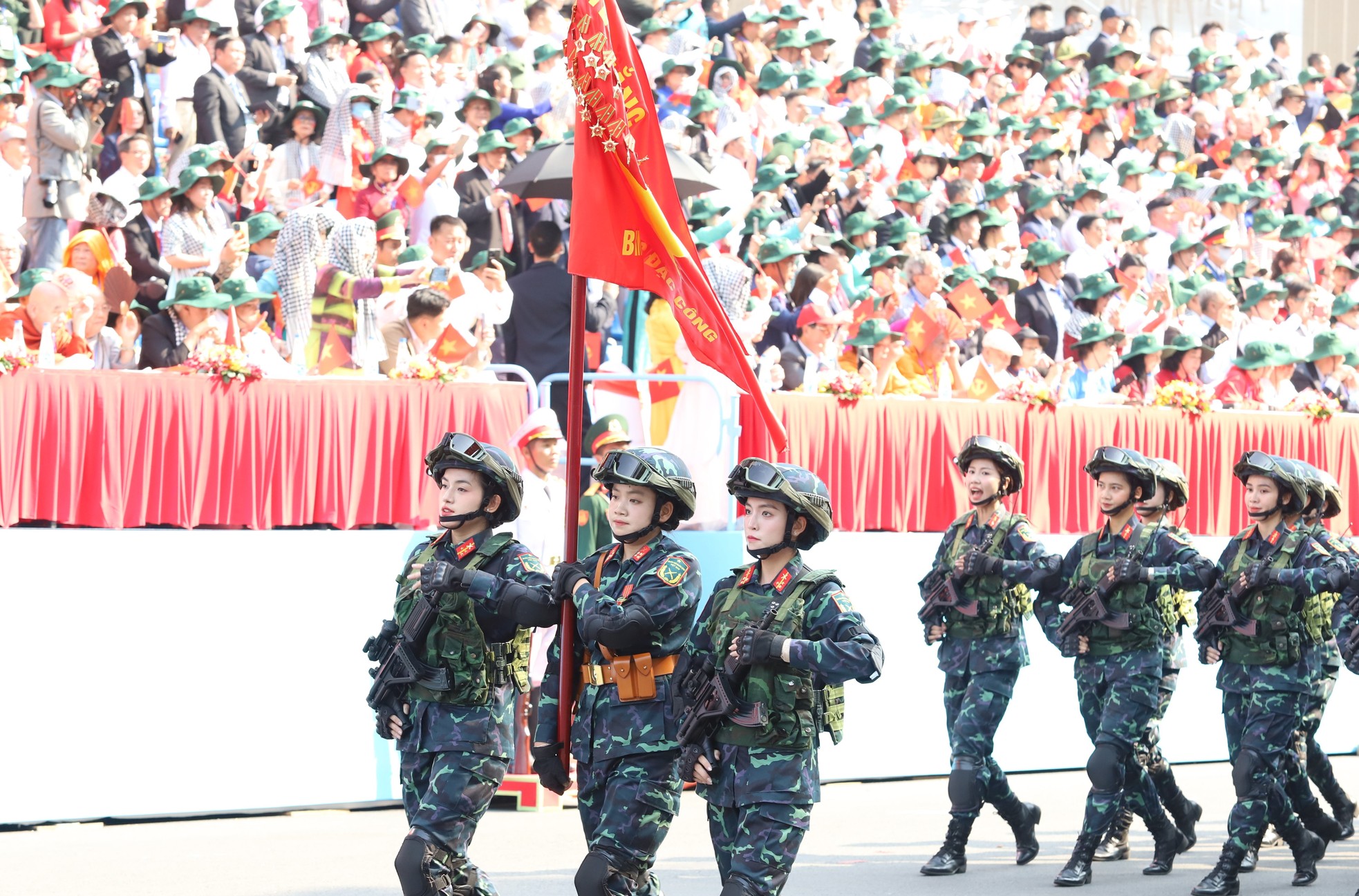 Mọi sự chú ý đổ dồn vào những 'bông hồng thép' trong đại lễ 30/4- Ảnh 5.
