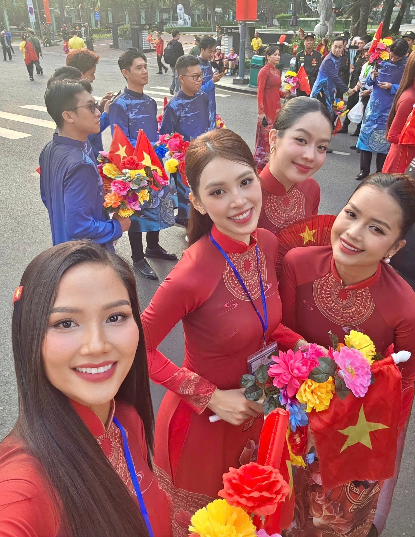 Đại lễ 30/4: Lan Ngọc, Tiểu Vy và dàn sao Việt tự hào tham gia diễu hành, Hoà Minzy đưa con trai "cắm trại" ngay từ khuya- Ảnh 12. Đại lễ 30/4: Lan Ngọc, Tiểu Vy và dàn sao Việt tự hào tham gia diễu hành, Hoà Minzy đưa con trai "cắm trại" ngay từ khuya- Ảnh 12.