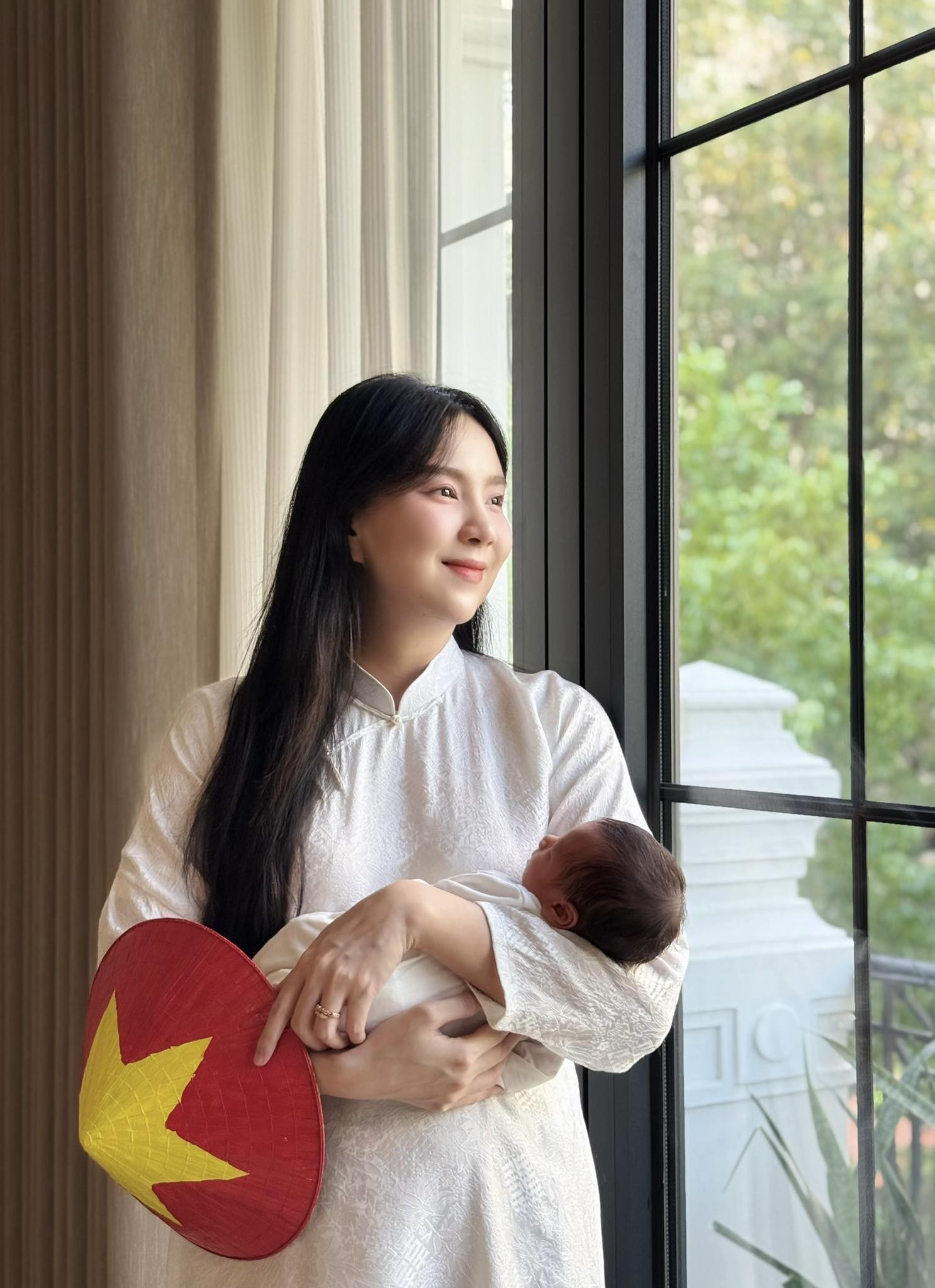 Nghệ sĩ xuống đường mừng đại lễ 30/4- Ảnh 1. Nghệ sĩ xuống đường mừng đại lễ 30/4- Ảnh 1.