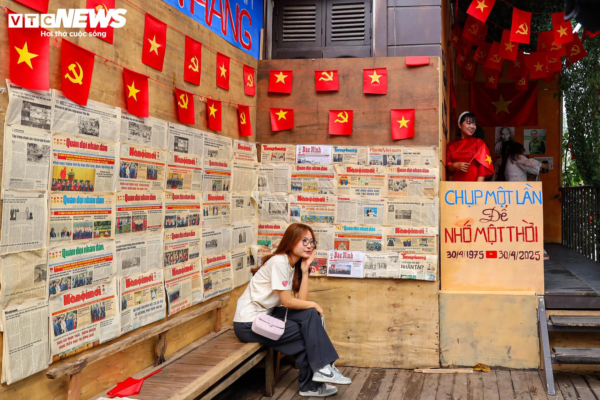 Quán cà phê Hà Nội đồng loạt 'thay áo' chào mừng Đại lễ 30/4- Ảnh 8.