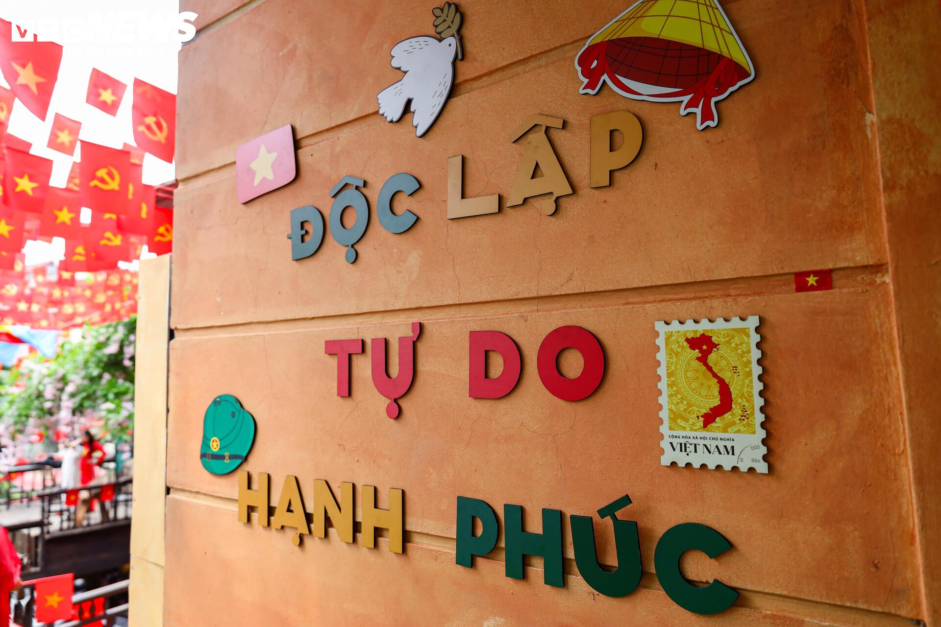 Quán cà phê Hà Nội đồng loạt 'thay áo' chào mừng Đại lễ 30/4- Ảnh 3.