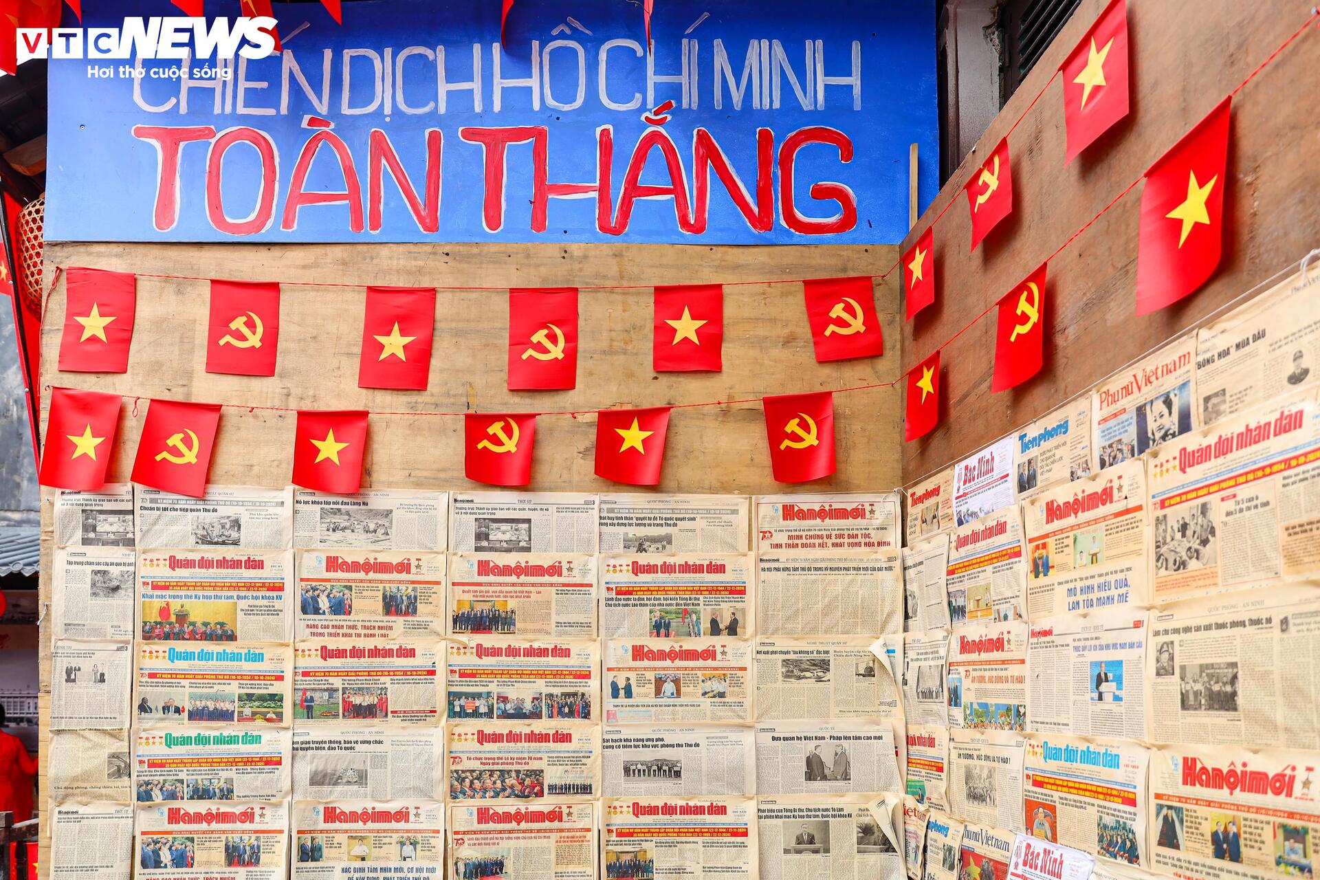 Quán cà phê Hà Nội đồng loạt 'thay áo' chào mừng Đại lễ 30/4- Ảnh 5.