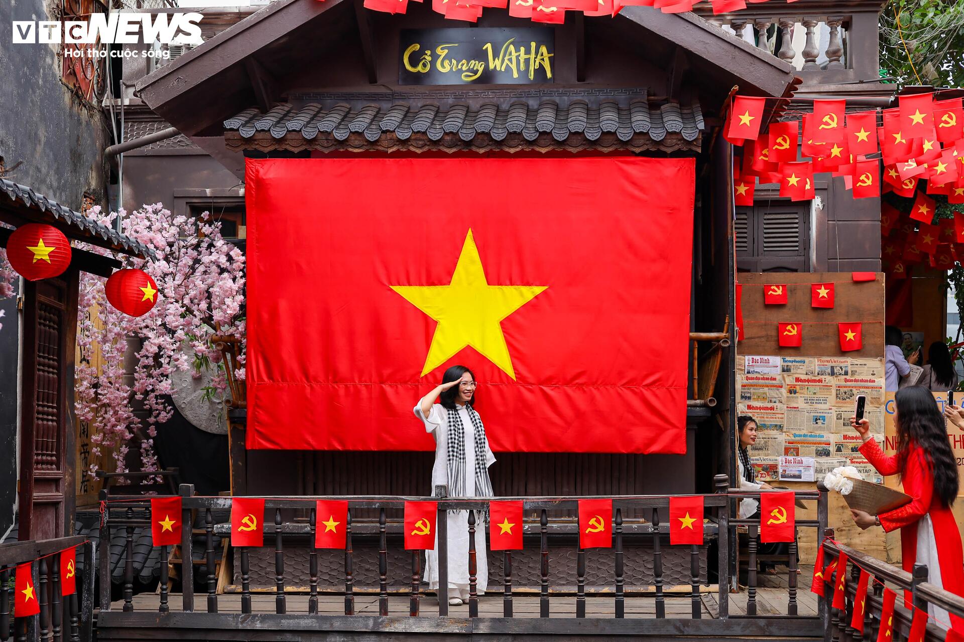 Quán cà phê Hà Nội đồng loạt 'thay áo' chào mừng Đại lễ 30/4- Ảnh 7.