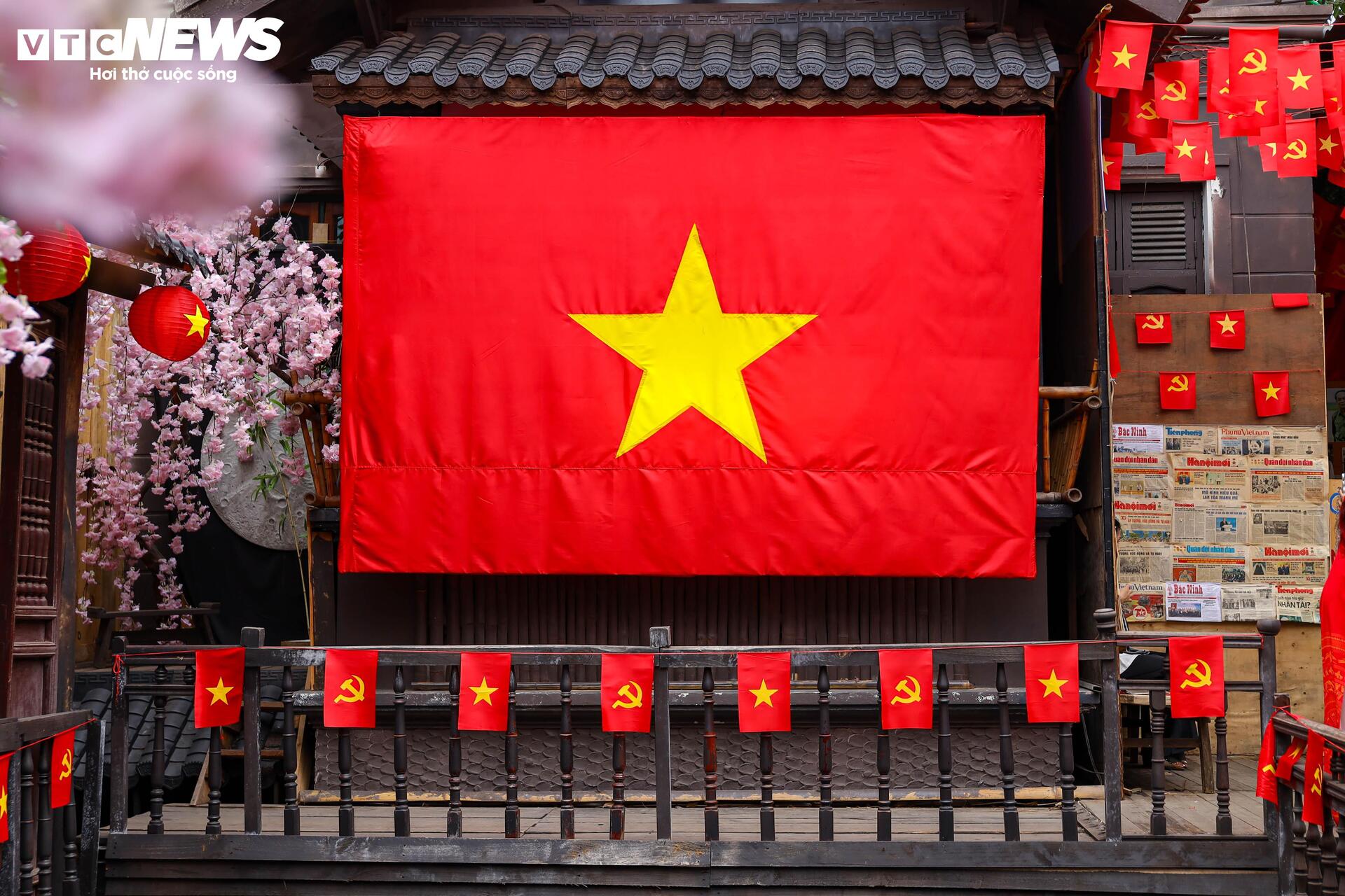 Quán cà phê Hà Nội đồng loạt 'thay áo' chào mừng Đại lễ 30/4- Ảnh 2.