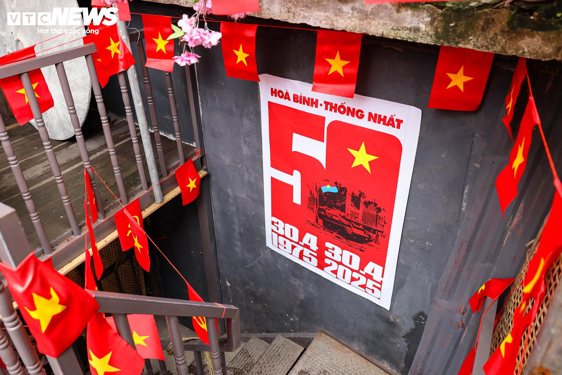 Quán cà phê Hà Nội đồng loạt 'thay áo' chào mừng Đại lễ 30/4- Ảnh 6.