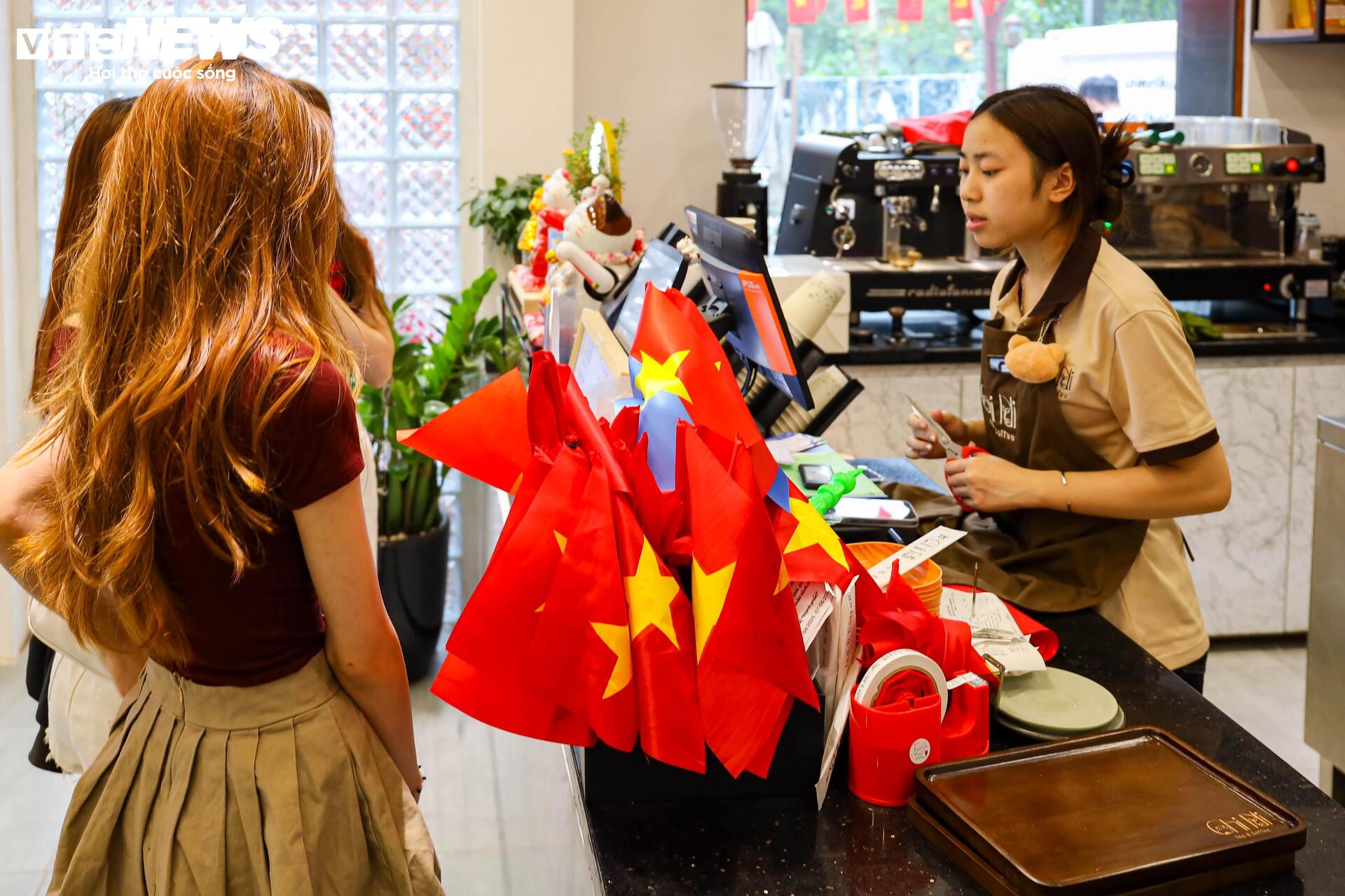 Quán cà phê Hà Nội đồng loạt 'thay áo' chào mừng Đại lễ 30/4- Ảnh 15.
