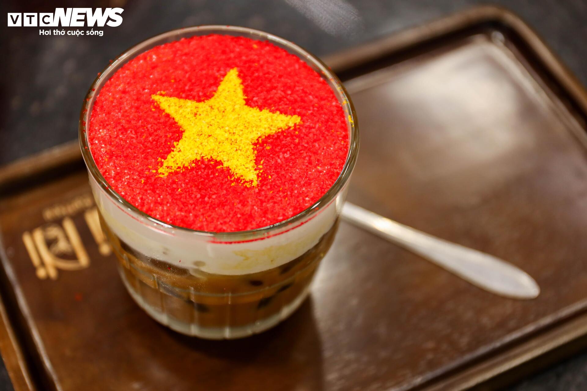 Quán cà phê Hà Nội đồng loạt 'thay áo' chào mừng Đại lễ 30/4- Ảnh 13.