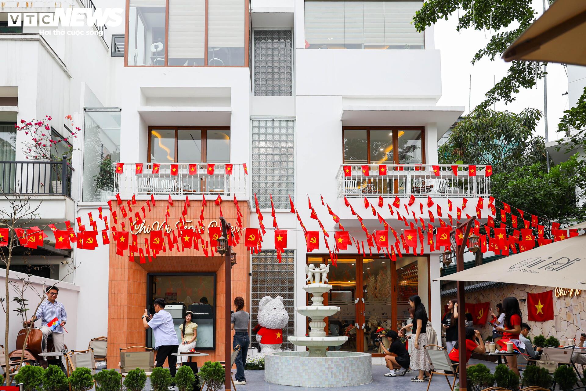 Quán cà phê Hà Nội đồng loạt 'thay áo' chào mừng Đại lễ 30/4- Ảnh 9.