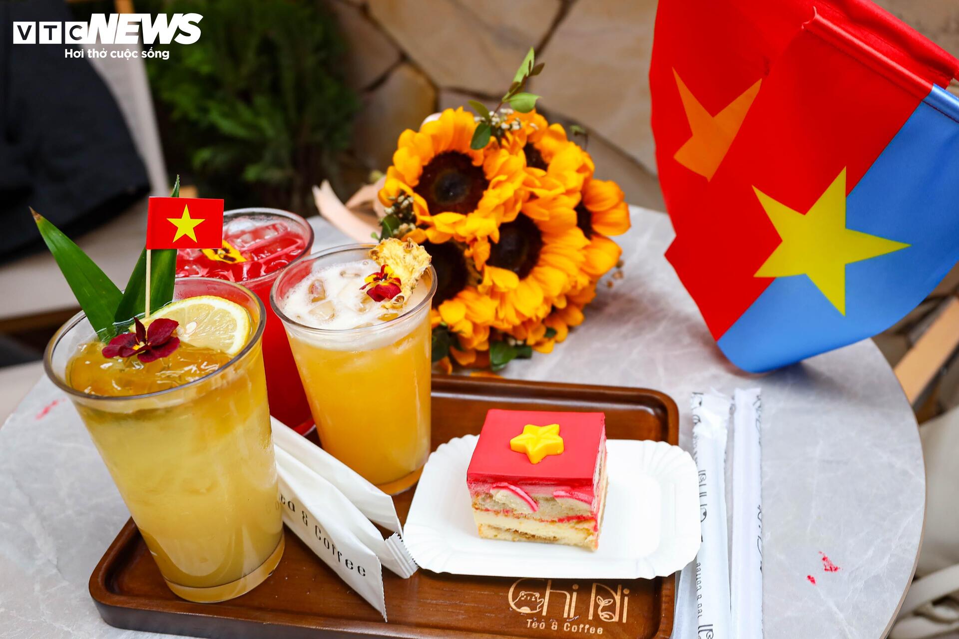 Quán cà phê Hà Nội đồng loạt 'thay áo' chào mừng Đại lễ 30/4- Ảnh 14.
