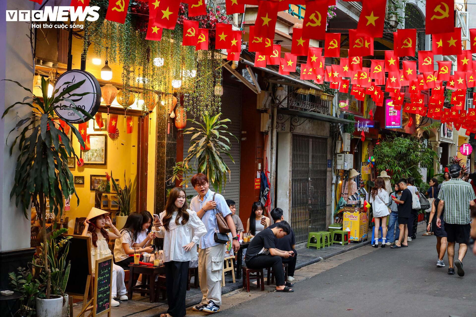 Quán cà phê Hà Nội đồng loạt 'thay áo' chào mừng Đại lễ 30/4- Ảnh 17.
