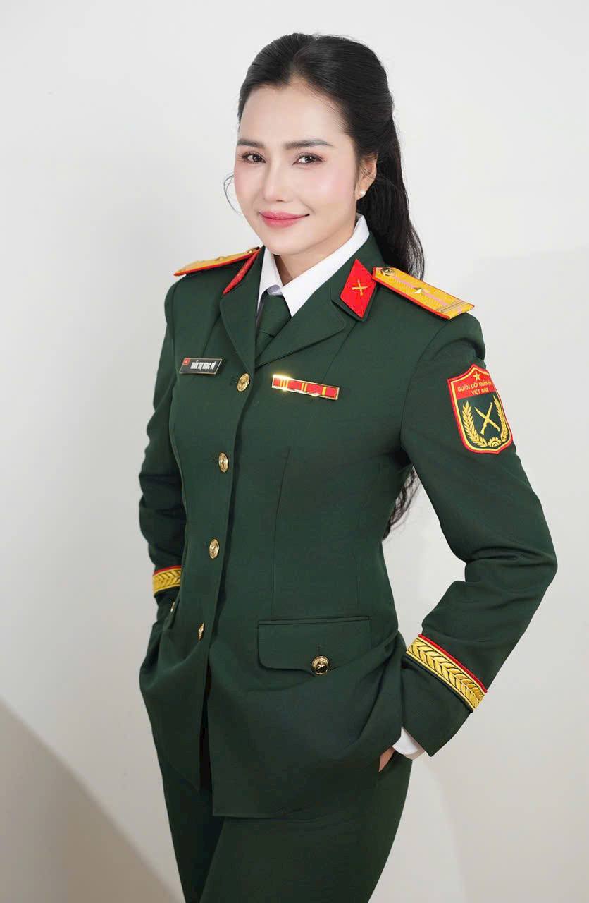 Giọng đọc nữ “chạm trái tim” tại lễ diễu binh, diễu hành 30/4: Xinh như Hoa hậu, 33 tuổi đã là Thiếu tá- Ảnh 4.