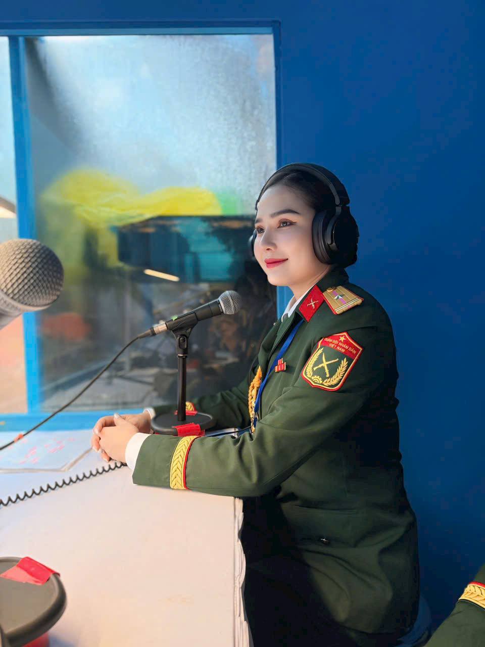 Giọng đọc nữ “chạm trái tim” tại lễ diễu binh, diễu hành 30/4: Xinh như Hoa hậu, 33 tuổi đã là Thiếu tá- Ảnh 3.