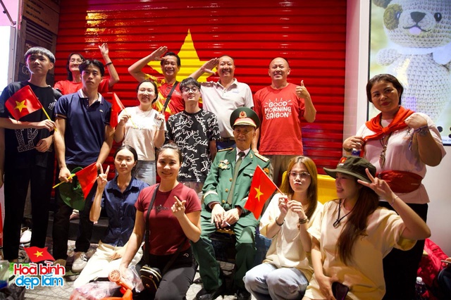 TP.HCM thật sự không ngủ: Hàng vạn người chung niềm háo hức chờ lễ diễu binh, diễu hành sáng 30/4- Ảnh 18. TP.HCM thật sự không ngủ: Hàng vạn người chung niềm háo hức chờ lễ diễu binh, diễu hành sáng 30/4- Ảnh 18.