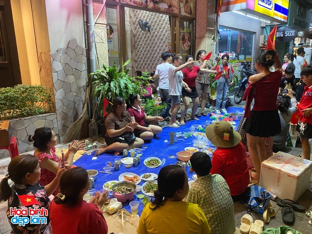 TP.HCM thật sự không ngủ: Hàng vạn người chung niềm háo hức chờ lễ diễu binh, diễu hành sáng 30/4- Ảnh 13. TP.HCM thật sự không ngủ: Hàng vạn người chung niềm háo hức chờ lễ diễu binh, diễu hành sáng 30/4- Ảnh 13.
