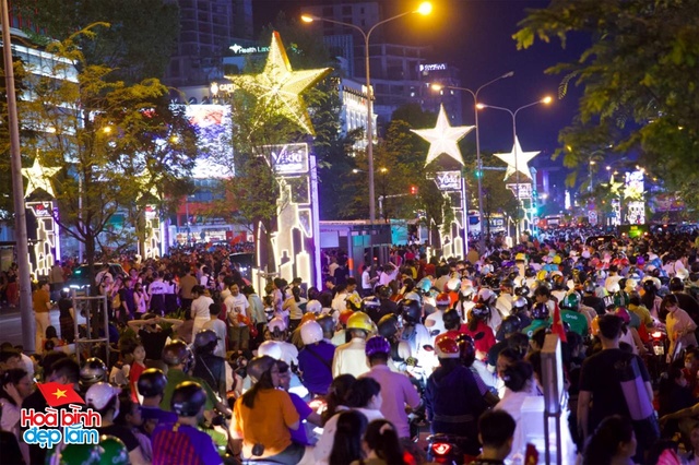 TP.HCM thật sự không ngủ: Hàng vạn người chung niềm háo hức chờ lễ diễu binh, diễu hành sáng 30/4- Ảnh 16. TP.HCM thật sự không ngủ: Hàng vạn người chung niềm háo hức chờ lễ diễu binh, diễu hành sáng 30/4- Ảnh 16.
