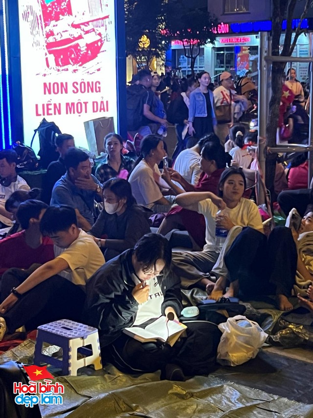 TP.HCM thật sự không ngủ: Hàng vạn người chung niềm háo hức chờ lễ diễu binh, diễu hành sáng 30/4- Ảnh 12. TP.HCM thật sự không ngủ: Hàng vạn người chung niềm háo hức chờ lễ diễu binh, diễu hành sáng 30/4- Ảnh 12.