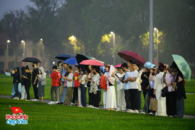 Lễ chào cờ xúc động tại Quảng trường Ba Đình sáng 30/4: “Hôm nay thật đặc biệt”- Ảnh 2.