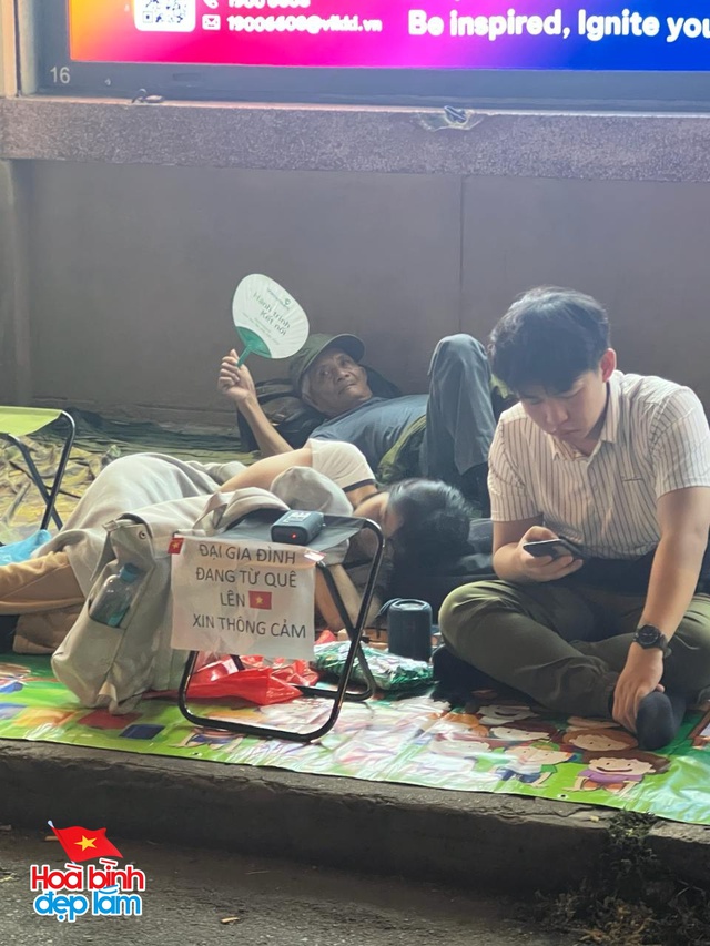 TP.HCM thật sự không ngủ: Hàng vạn người chung niềm háo hức chờ lễ diễu binh, diễu hành sáng 30/4- Ảnh 11. TP.HCM thật sự không ngủ: Hàng vạn người chung niềm háo hức chờ lễ diễu binh, diễu hành sáng 30/4- Ảnh 11.